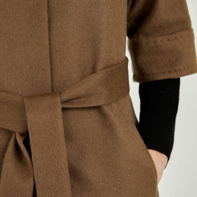Handcrafted short-sleeve vicuña coat - Image 4