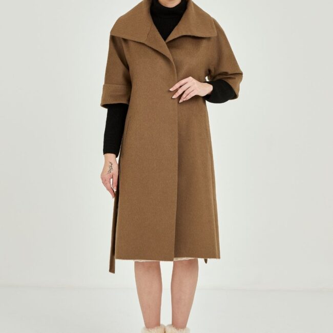 Handcrafted short-sleeve vicuña coat