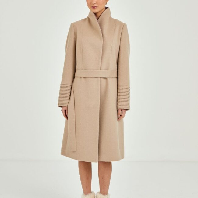 Two-tone collar’s beige coat