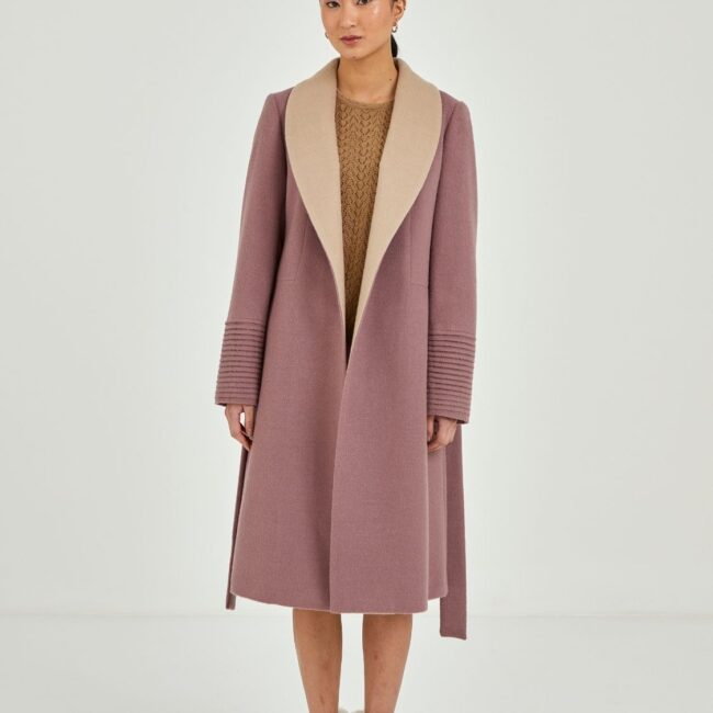 Two-tone collar’s plum coat