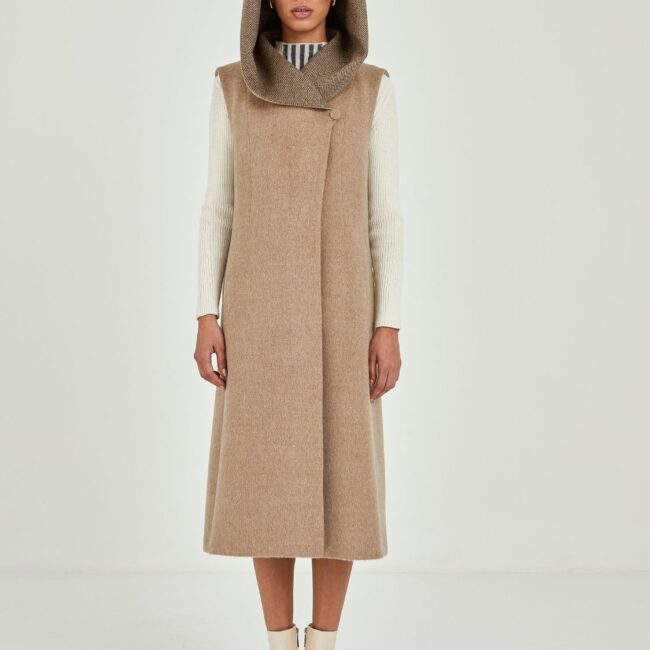 Two-tone sleeveless long coat